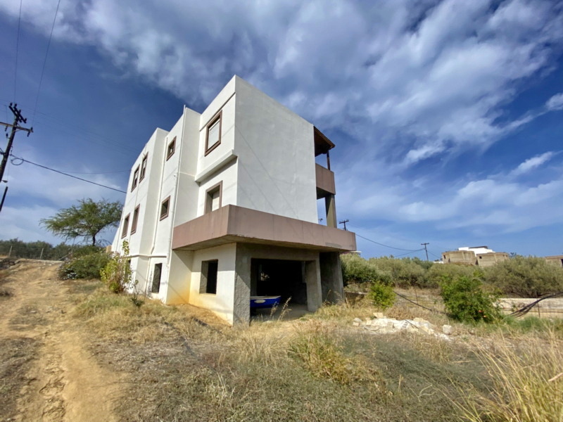 LARGE HOME WITH THREE ΙNDEPENDENT FLOORS NEAR MILATOS BEACH FOR SALE