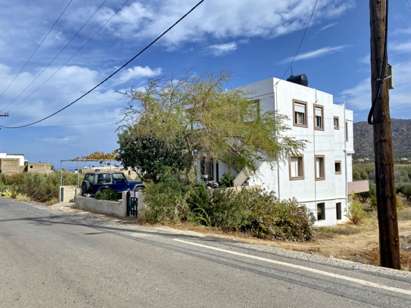 LARGE HOME WITH THREE ΙNDEPENDENT FLOORS NEAR MILATOS BEACH FOR SALE