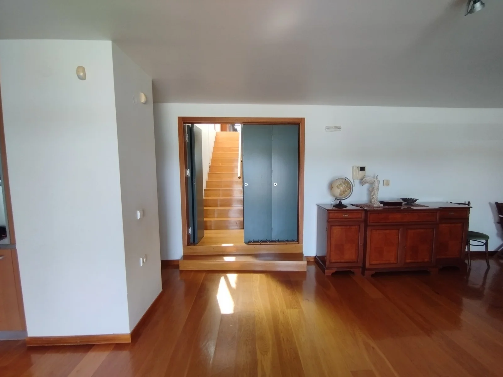 luxury-seaview-villa-by-the-beach-for-sale_370